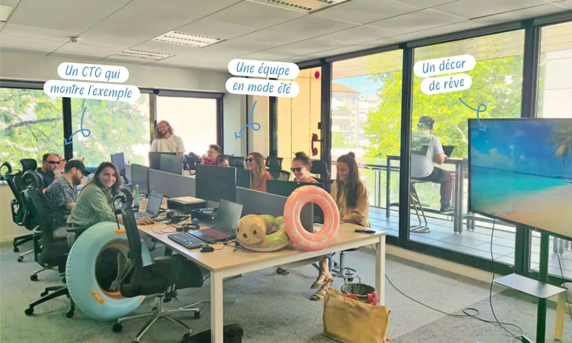 Équipe Lya en mode été dans un bureau moderne avec ambiance décontractée