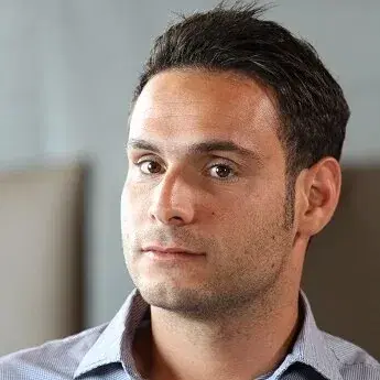 Portrait de Claude Monty, directeur d'agences Ymanci, client Lya