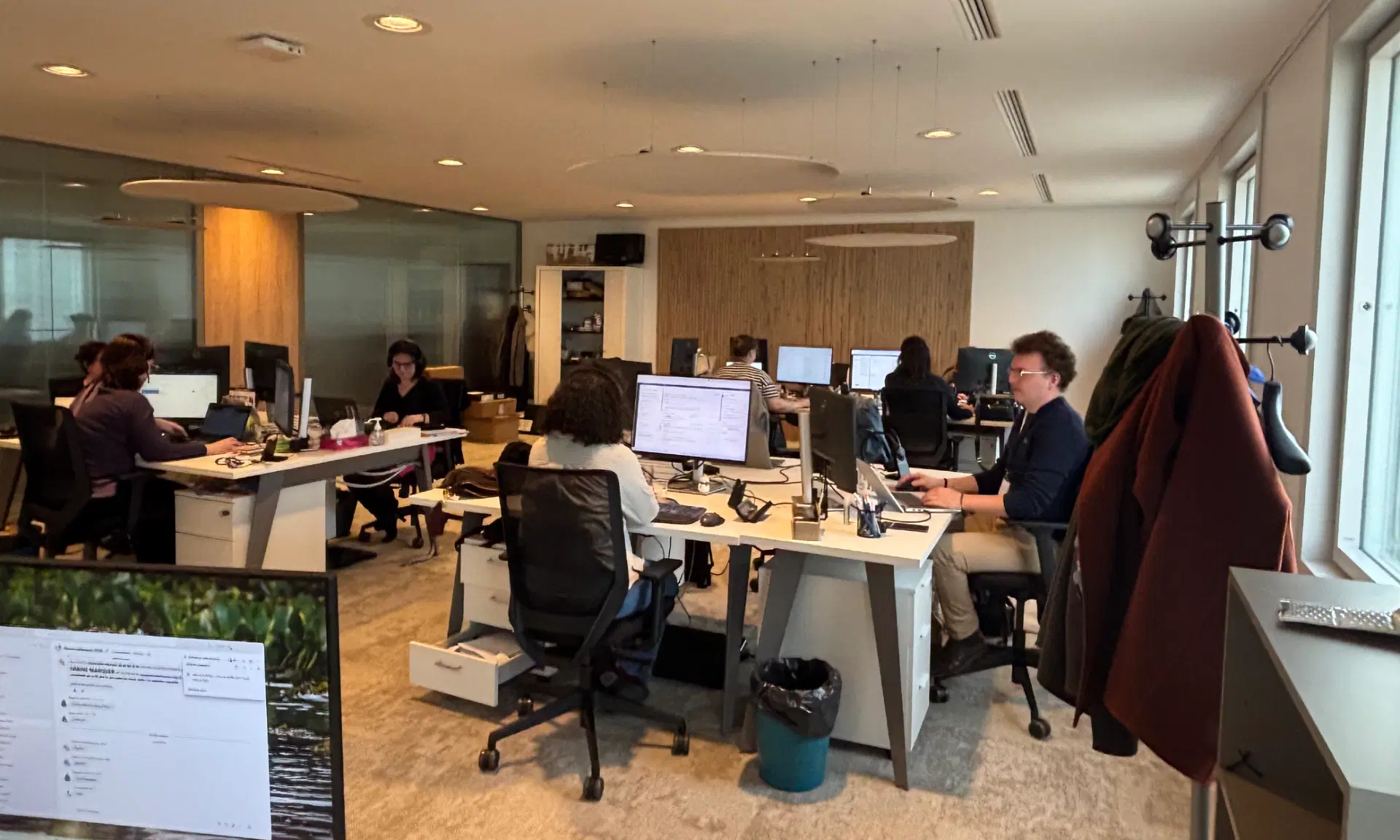 L'équipe Endya en plein travail collaboratif dans leurs locaux