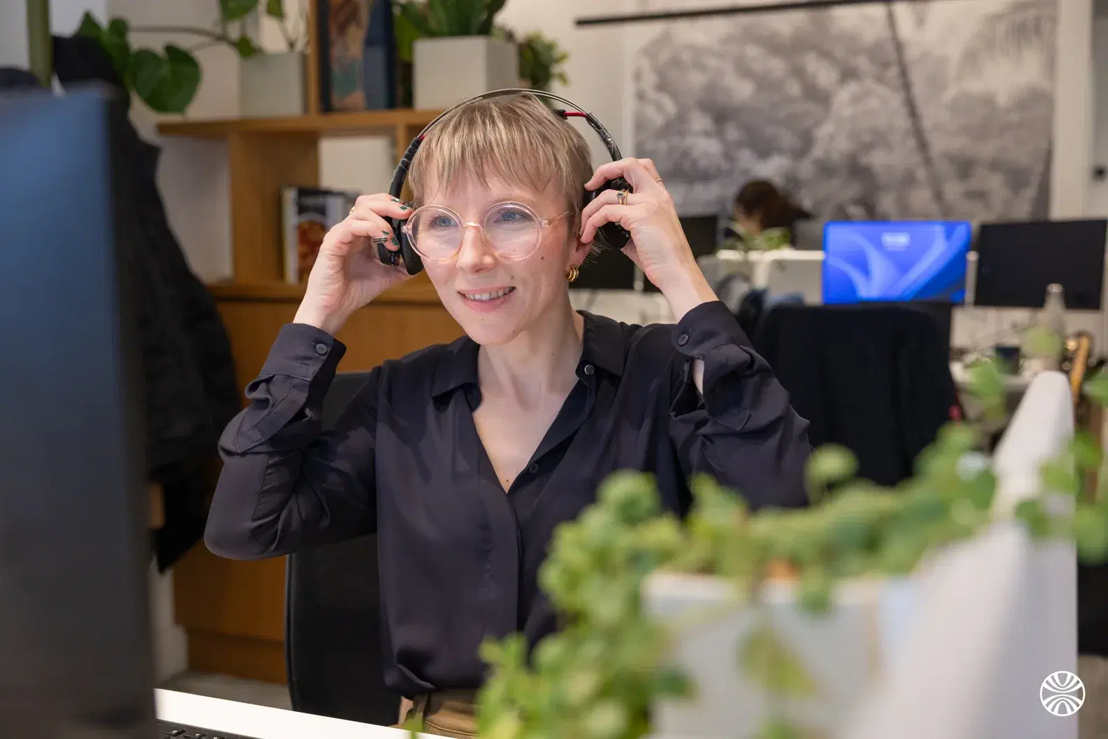 Collaboratrice MIA Assurances avec casque audio